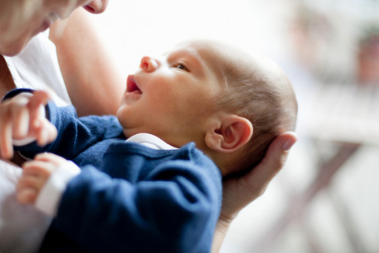 Ako správne držať novorodenca